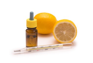 Bir cam kupa, termometre ve soğuk algınlığı ve virüsler için tablet limonlu çay