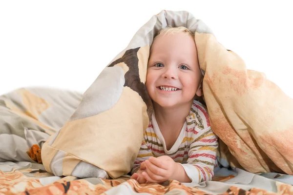 Yatakta yatan gülümseyen, mutlu bebek