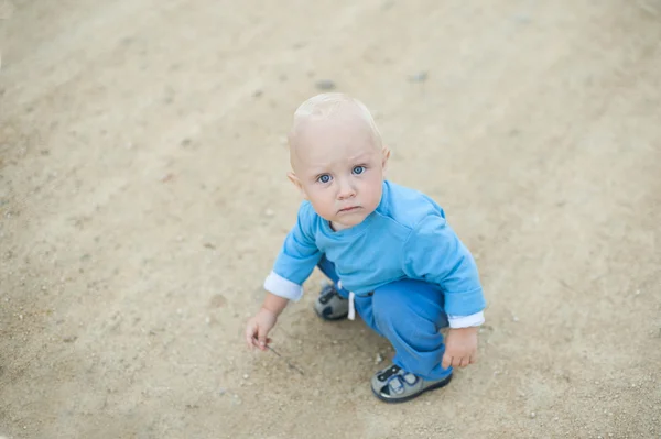 Ребенок сидит в песочнице — стоковое фото