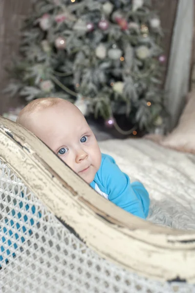 Bebê sonhando e árvore de Natal — Fotografia de Stock