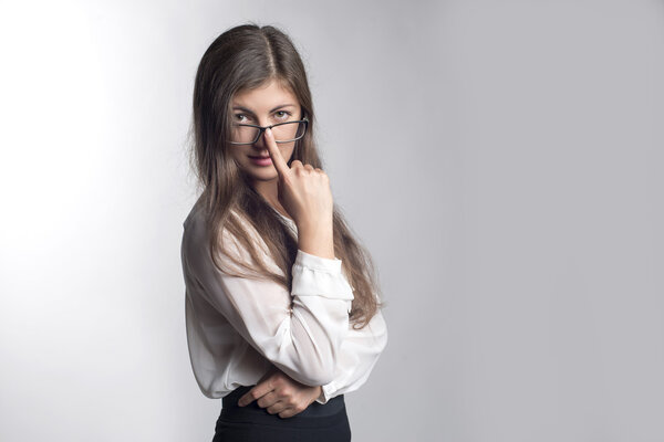 красивая девушка с длинными волосами носить очки
