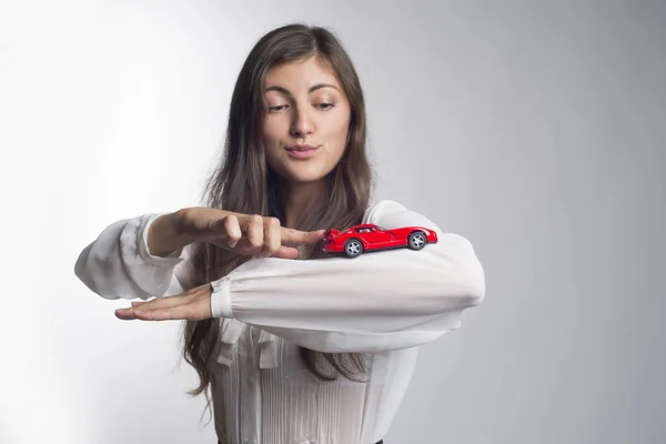 Ellerini arabaya kızla