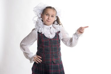 Beyaz bir arka plan üzerinde beyaz yay okul üniforması ile kız öğrenci ortaya