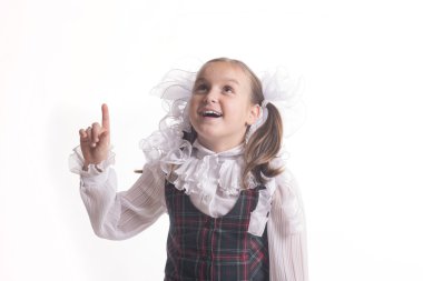 Beyaz bir arka plan üzerinde beyaz yay okul üniforması ile kız öğrenci ortaya