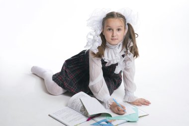 Beyaz yay okuma ve yazma okul üniforması ile kız öğrenci