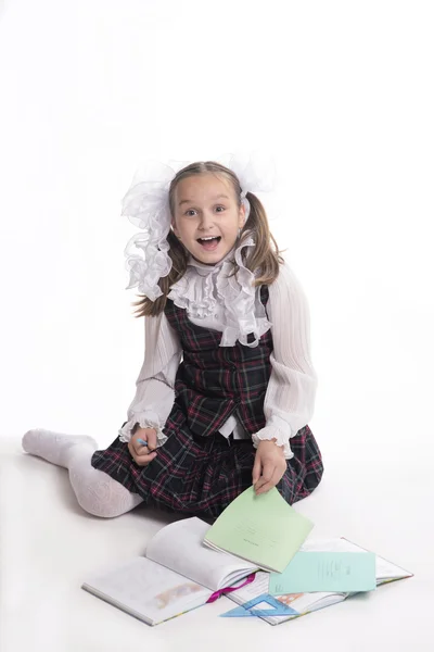 Beyaz yay ile kız öğrenci bir not defterine yazdı