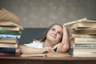 Bir kitap okuma ve sınava hazırlık kız öğrenci