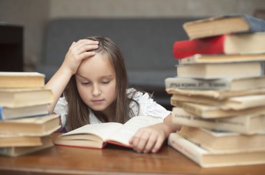 Bir kitap okuma ve sınava hazırlık kız öğrenci