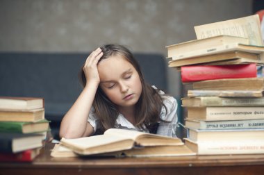 Bir kitap okuma ve sınava hazırlık kız öğrenci