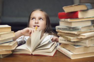 Bir kitap okuma ve sınava hazırlık kız öğrenci