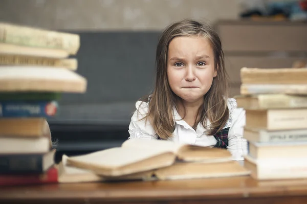 Bir kitap okuma ve sınava hazırlık kız öğrenci