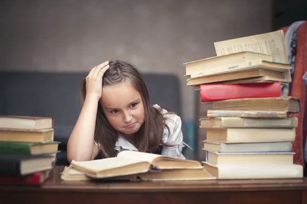 Bir kitap okuma ve sınava hazırlık kız öğrenci