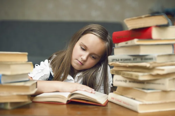 Estudante lendo um livro e se preparando para o exame — Fotografia de Stock