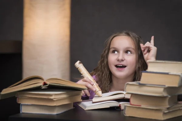 Kıvırcık saçlı kız çok büyük bir kalem yazdı