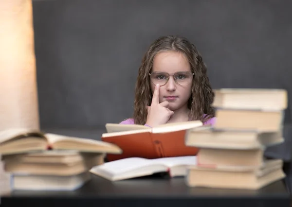 Menina com óculos lendo um livro — Fotografia de Stock