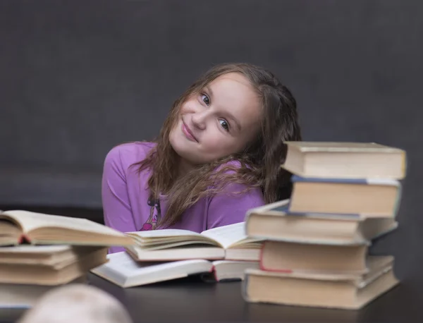 Piękny uśmiechający się dziewczynki z książek — Zdjęcie stockowe