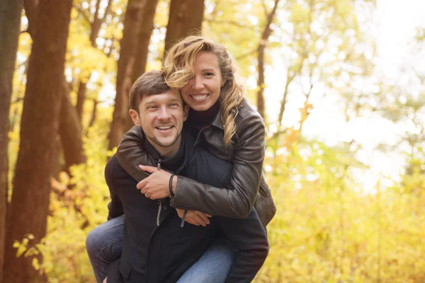 Pareja feliz enamorada. Esposo y esposa — Foto de Stock