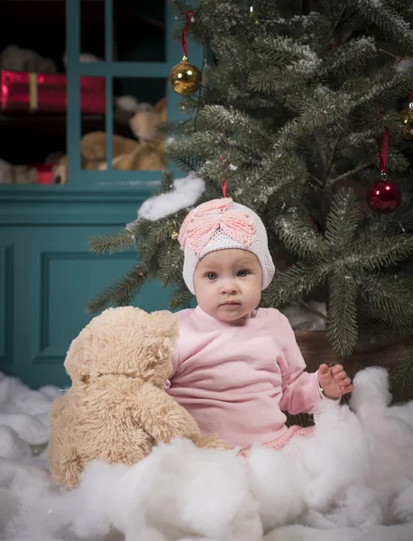 Petite fille près d'un arbre de Noël — Photo