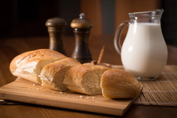 Ülke natürmort, beyaz ekmek, süt kabı ve baharatlar