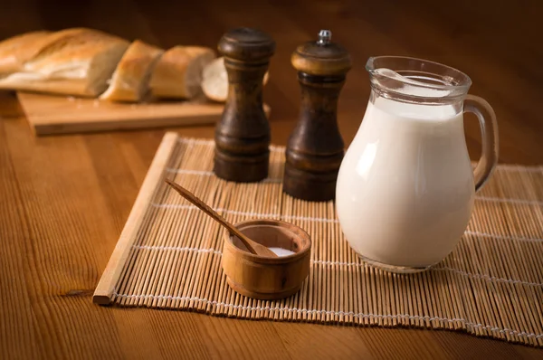 Land stilleben, vitt bröd, mjölkkanna och kryddor — Stockfoto