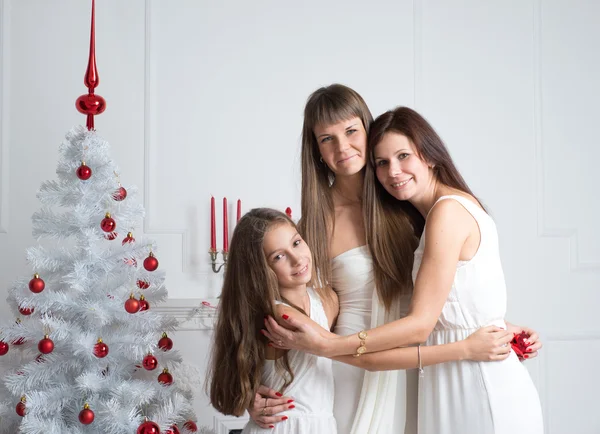 Annem, teyzem ve kızı. Aile Noel ağacı yakınındaki