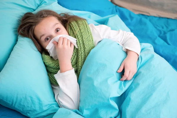 Bir termometre ve ölçü sıcaklık ile yatakta yatan bir hasta bebek