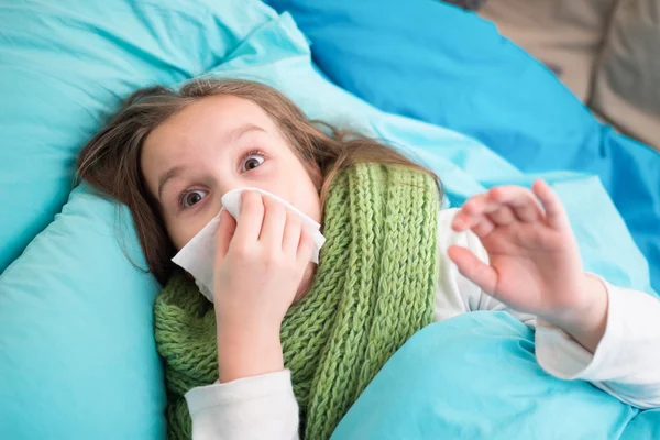 Bir termometre ve ölçü sıcaklık ile yatakta yatan bir hasta bebek