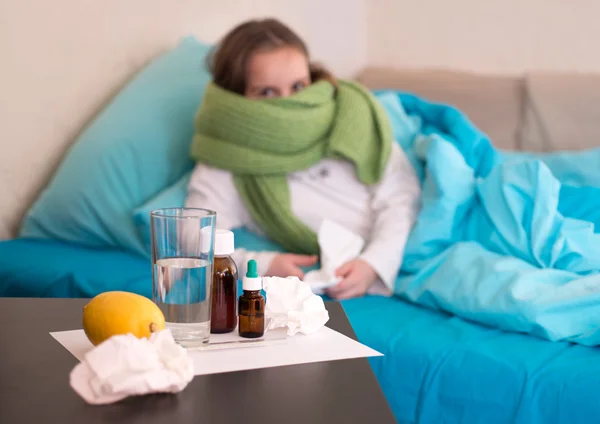 Bir termometre ile yatakta yatan bir hasta bebek