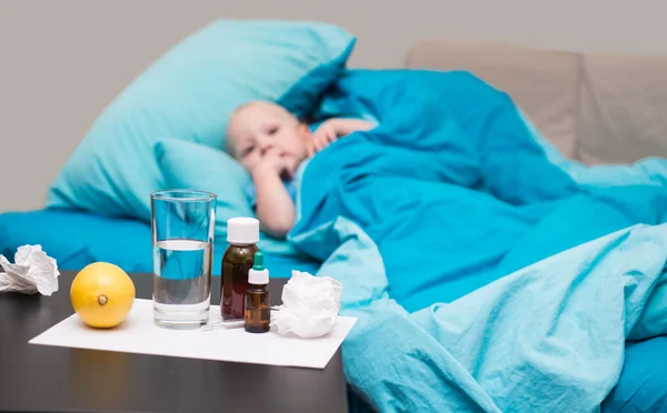 Yatakta yatan bir hasta bebek