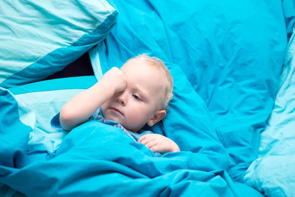 Ein krankes Baby liegt im Bett — Stockfoto