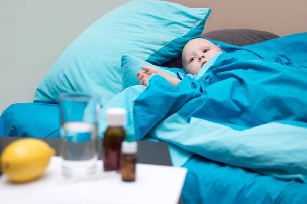 Yatakta yatan bir hasta bebek