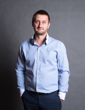 Mavi gömlekli bir adam.