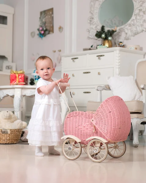 Küçük Prenses bir sandalyede beyaz elbise pembe bebek-rulo