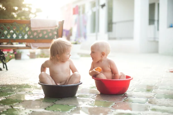 Zwei Kinder sitzen in Waschbecken und unterhalten sich — Stockfoto