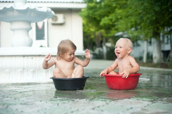 Zwei Kinder sitzen in Waschbecken und unterhalten sich — Stockfoto