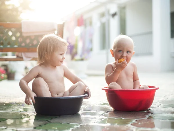 Zwei Kinder sitzen in Waschbecken und unterhalten sich — Stockfoto