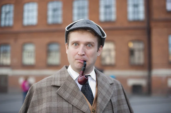 Tarihi kostüm erkekte bir boru içinde onun ağız ile