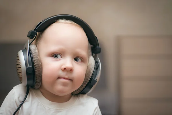 Ребенок слушает музыку в наушниках — стоковое фото