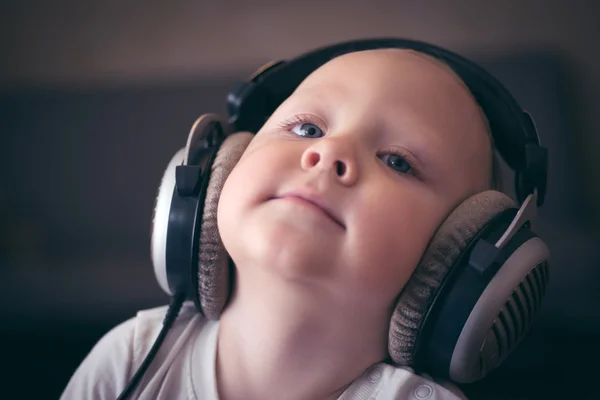 Criança ouve música em fones de ouvido — Fotografia de Stock