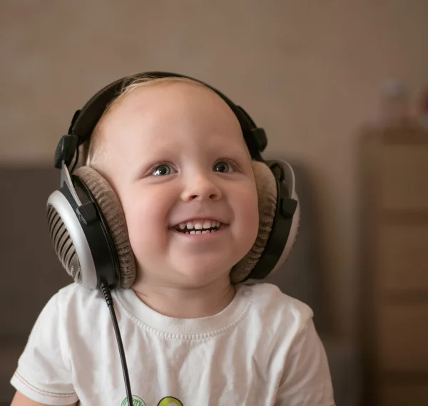 Çocuk kulaklıklar müzik dinler