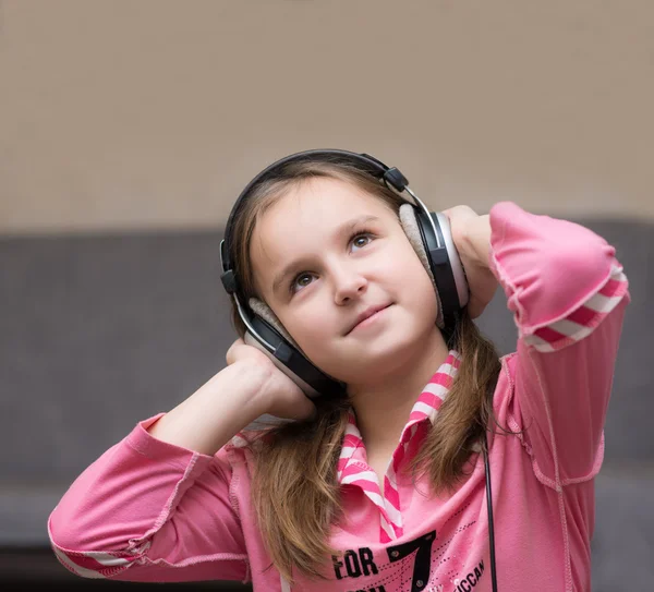 Çocuk kulaklıklar müzik dinler