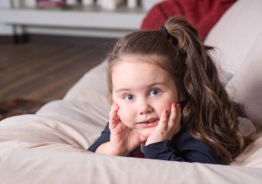 Koltuğun arkasına çok sürpriz kız görünüyor