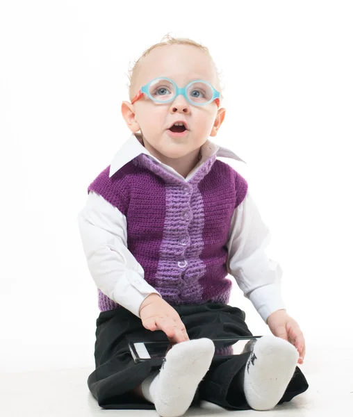 Der charmante kleine Junge mit Brille — Stockfoto