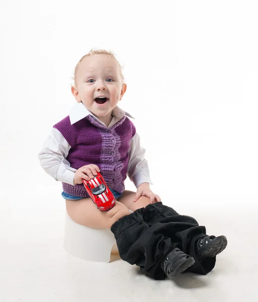 Das Kind sitzt auf einem Topf — Stockfoto