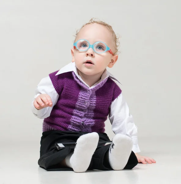 Der charmante kleine Junge mit Brille — Stockfoto