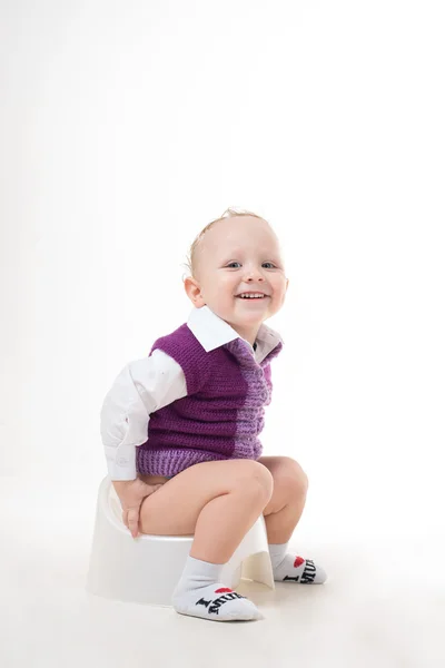 Dítě sedí na hrnec — Stock fotografie