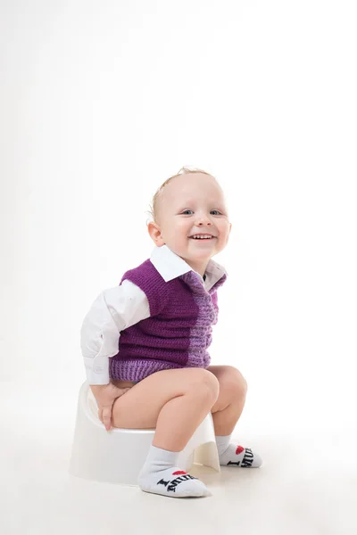 Das Kind sitzt auf einem Topf — Stockfoto