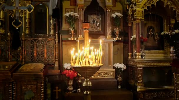 Свічки спалювання Православна Церква. — стокове відео