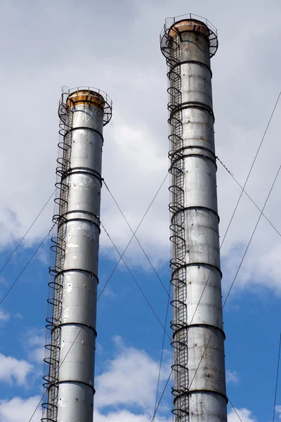 Enormes tubos de la planta contra el cielo —  Fotos de Stock