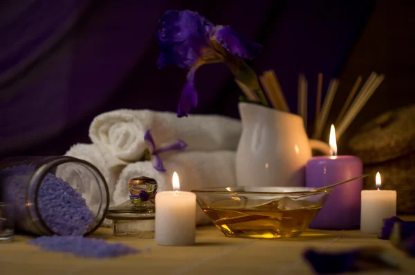 Spa natürmort Sea Salt Scrub ve çiçek, mum, havlu ile